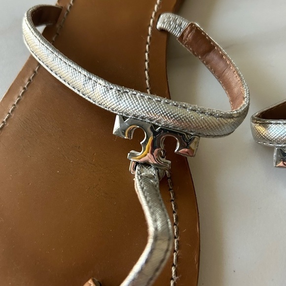 TORY BURCH SILVER METALLIC LEATHER  T LOGO THONG Sandal - Picture 6 of 6